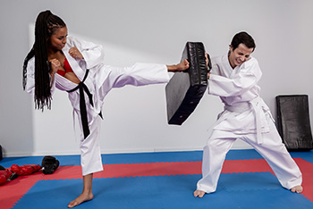 Brazzers Exxtra / Brazzers - Kira Noir, Ricky Spanish Fighting Foot Domination / 18.12.2019