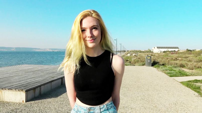 Jacquieetmicheltv / Charlotte, 19, student at the Beaux-Arts! / 4.7.2021